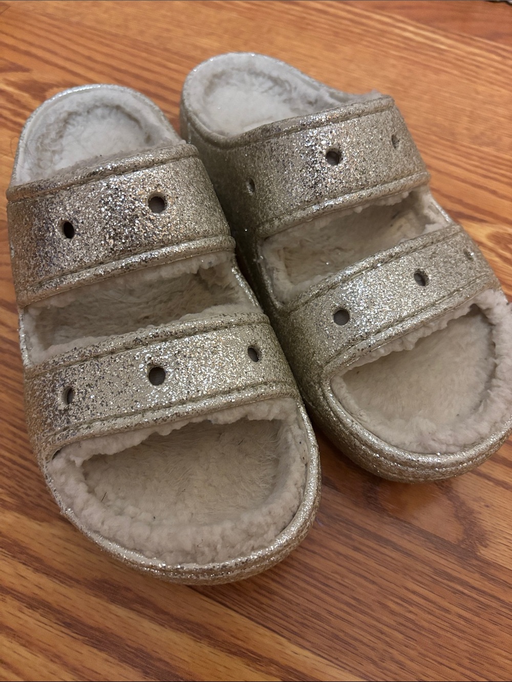 Crocs Men’s 5 Womens 7 Gold Glitter Fur Fuzz Lined Slide Sandals 2 strap Cozy